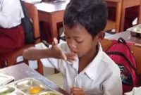 Foto : Murid SDN Cibunguur saat menyantap makanan program dari MBG