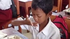 Foto : Murid SDN Cibunguur saat menyantap makanan program dari MBG