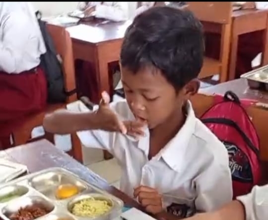 Foto : Murid SDN Cibunguur saat menyantap makanan program dari MBG