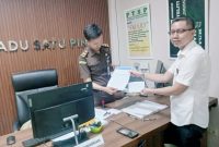 Suarsa (Sekretaris DPD RJN Provinsi Banten) saat menyerahkan surat. Selasa (16/9/2025).