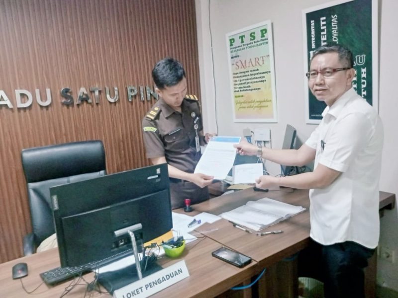 Suarsa (Sekretaris DPD RJN Provinsi Banten) saat menyerahkan surat. Selasa (16/9/2025).